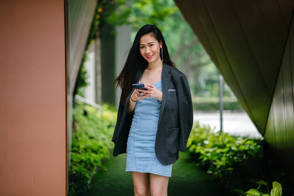 Retrato Una Joven Fotogénica Atractiva Asiática China Con Smartphone Mientras — Foto de Stock
