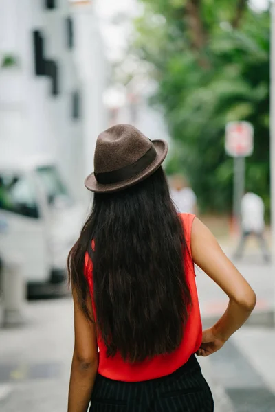 一个年轻的印度亚洲模特的肖像 戴着一顶顶着帽子站在亚洲的小巷里 她优雅 — 图库照片