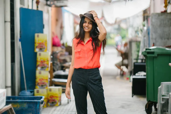 一个年轻的印度亚洲模特的肖像 戴着一顶顶着帽子站在亚洲的小巷里 她微笑着 看着远方的一天 是优雅 漂亮和高大 — 图库照片