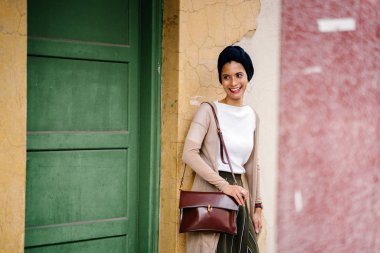 (Başörtüsü, Tesettür) bir türban giyen bir Müslüman genç kadın (Islam) portresi. Şık, çekici ve profesyonel olarak giyinmiş kız.