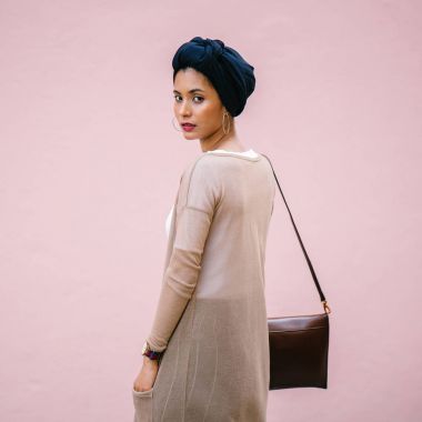 Genç, güzel bir Müslüman Arapça kadın lacivert baş portresi Türban eşarp. O zarif şık olan muhafazakar ama modern ve minimalist kılığına girmiş.