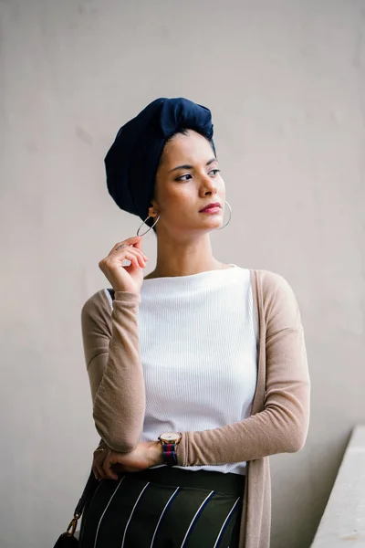 Retrato Uma Jovem Muçulmana Islã Vestindo Turbante Lenço Cabeça Hijab — Fotografia de Stock