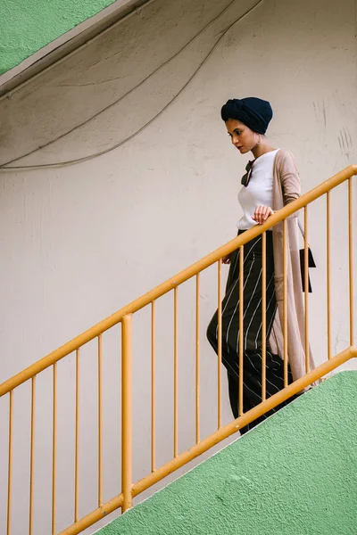 Retrato Una Joven Elegante Mujer Musulmana Asiática Árabe Con Turbante —  Fotos de Stock