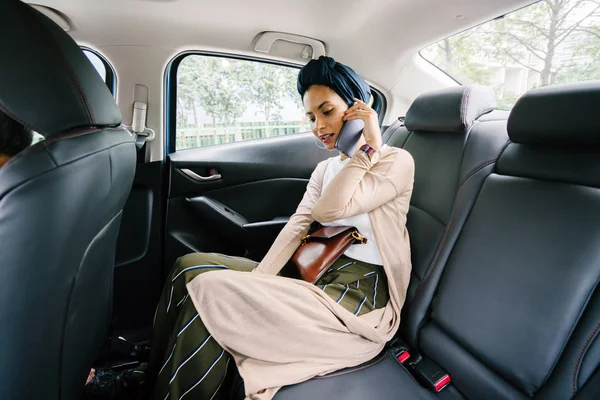 Retrato Una Joven Atractiva Mujer Musulmana Viajando Una Limusina Privada — Foto de Stock