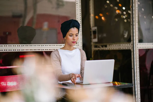 Retrato Una Joven Atractiva Mujer Musulmana Asiática Árabe Malaya Empresaria — Foto de Stock