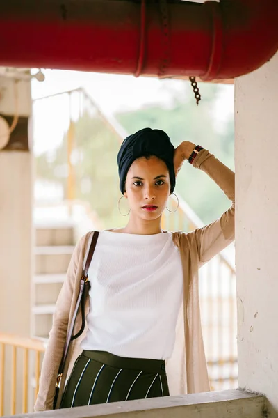 女性の肖像画 エレガントなイスラム教徒アジア アラブ ヘッド スカーフ ターバン ネイビー ブルーのターバンを身に着けています 彼女は背が高く スリムでおしゃれな — ストック写真