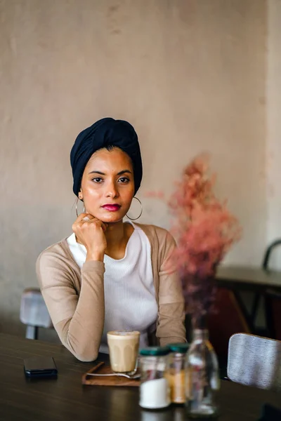 一个年轻的 有吸引力的穆斯林女商人戴头巾 在咖啡馆 餐厅或 Coworking 空间享受咖啡的肖像 她穿着优雅的商务休闲服装 — 图库照片