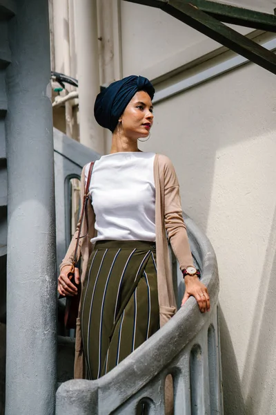 Porträtt Ung Elegant Muslimska Asiatisk Kvinna Arab Bär Marinblå Turban — Stockfoto