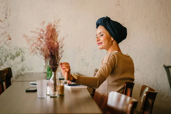 Porträt Einer Jungen Muslimischen Frau Sie Ist Asiatischer Abstammung Arabisch — Stockfoto