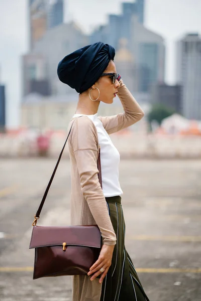 Porträtt Ung Muslimsk Kvinna Islam Som Bär Turban Huvudduk Hijab — Stockfoto