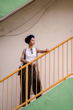 Portre (başörtüsü, türban) Lacivert bir türban giyen genç, bir zarif Müslüman Asya kadının (Arap) gün içinde adım. Uzun boylu, ince ve şık bir kız.