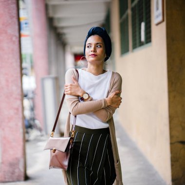 (Başörtüsü, Tesettür) bir türban giyen bir Müslüman genç kadın (Islam) portresi. Şık, çekici ve profesyonel olarak giyinmiş kız.