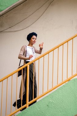 Portre (başörtüsü, türban) Lacivert bir türban giyen genç, bir zarif Müslüman Asya kadının (Arap) gün içinde adım. Uzun boylu, ince ve şık bir kız.