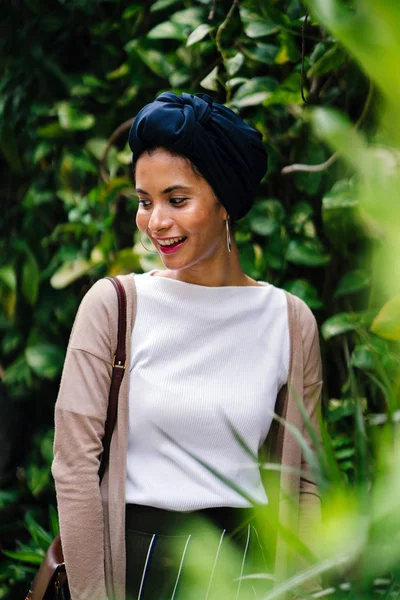 Portrait Kopfschuss Einer Schönen Jungen Eleganten Muslimin Mit Einem Stylischen — Stockfoto