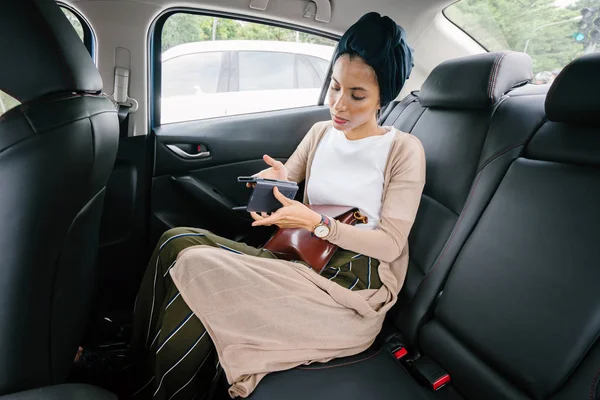 Retrato Una Joven Atractiva Mujer Musulmana Con Teléfono Una Limusina — Foto de Stock