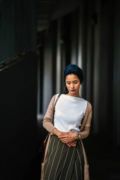 一个年轻的 有吸引力的穆斯林妇女戴头巾 头围巾 的肖像 对黑暗 艺术背景 她是亚洲 马来血统 是优雅和美丽的 — 图库照片