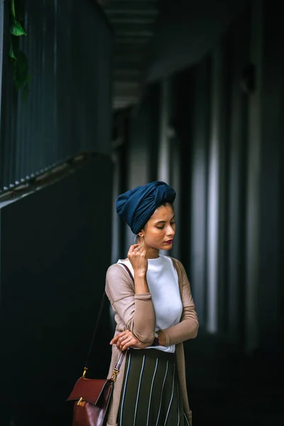 Porträt Einer Jungen Attraktiven Muslimischen Frau Mit Turban Hijab Kopftuch — Stockfoto