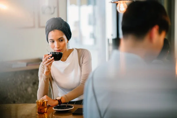 Junge Attraktive Muslimin Arabisch Malaiisch Asiatisch Mit Kaffee Café Tag — Stockfoto
