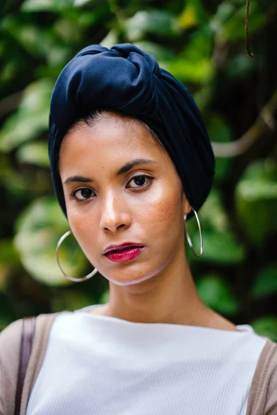 Retrato Cabeza Una Hermosa Joven Elegante Mujer Musulmana Con Elegante — Foto de Stock