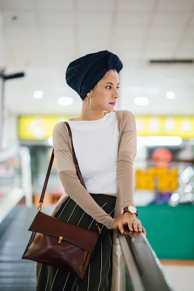 Retrato Una Joven Musulmana Islam Con Turbante Pañuelo Cabeza Hiyab — Foto de Stock