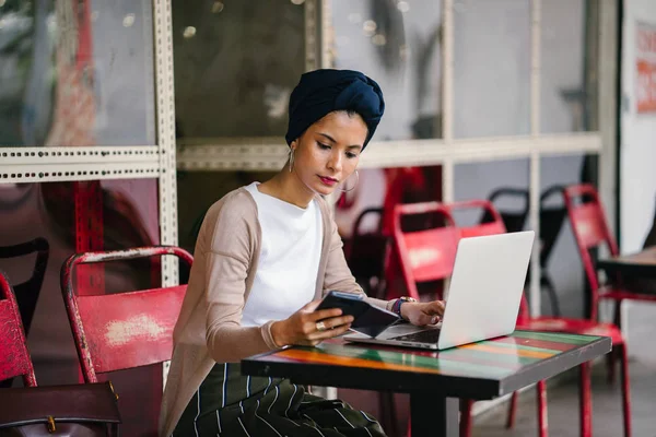 一个年轻的 有吸引力的穆斯林妇女 阿拉伯 企业家或有智能手机的商人肖像 她穿着巧妙 戴着头巾 — 图库照片