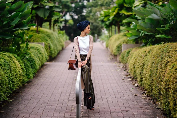 Портрет Молодого Мусульманкою Йшов Шлях Парк Місті Вона Носить Тюрбан — стокове фото