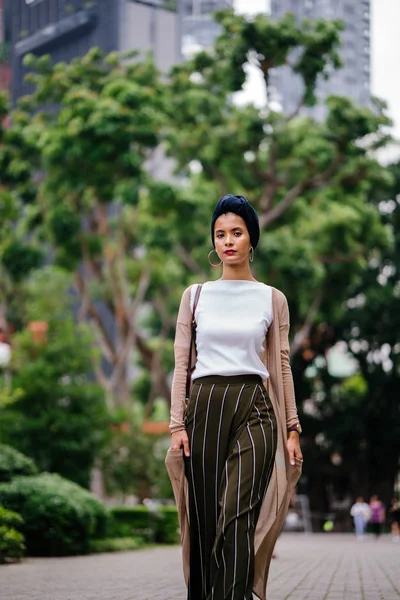 Retrato Una Joven Musulmana Caminando Por Sendero Parque Ciudad Lleva — Foto de Stock