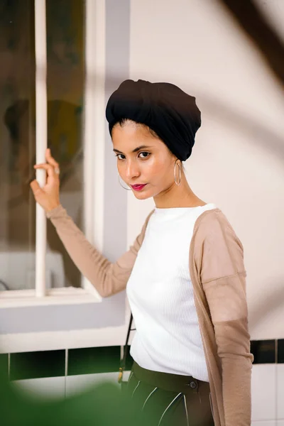 Портрет Молодой Мусульманки Ислам Тюрбане Головной Платок Хиджаб Элегантная Привлекательная — стоковое фото
