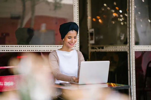 Retrato Una Joven Atractiva Mujer Musulmana Asiática Árabe Malaya Empresaria — Foto de Stock