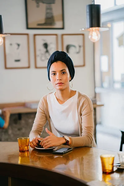 Junge Attraktive Muslimische Frau Arabisch Malaiisch Asiatisch Mit Telefon Café — Stockfoto