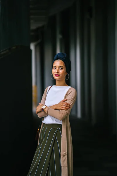 Retrato Uma Jovem Atraente Mulher Muçulmana Vestindo Turbante Hijab Lenço — Fotografia de Stock