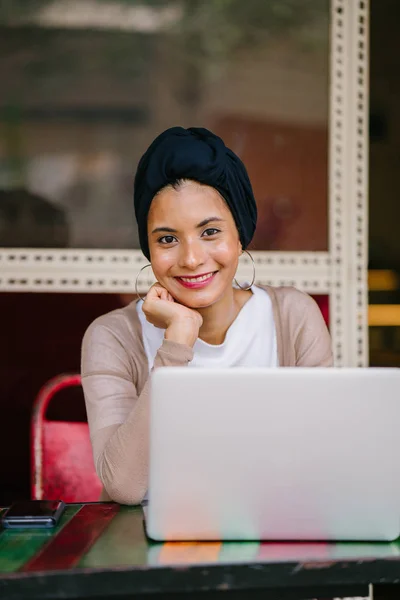 Retrato Uma Jovem Atraente Mulher Muçulmana Asiática Árabe Malaia Empresária — Fotografia de Stock