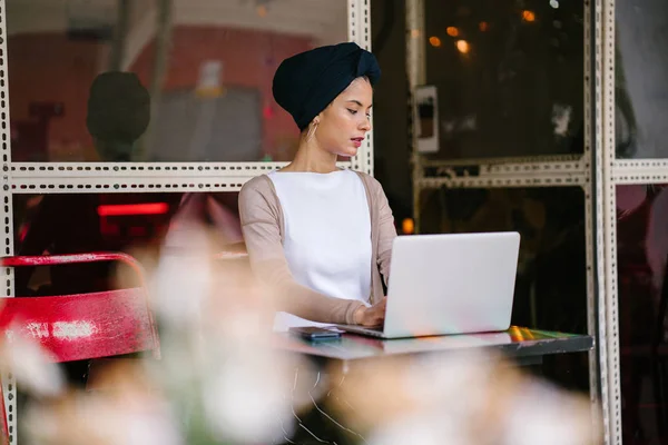 一个年轻的 有吸引力的穆斯林妇女 阿拉伯 企业家或女商人在她的笔记本电脑的肖像 她穿着巧妙 戴着头巾 — 图库照片