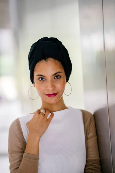 戴头巾 的年轻穆斯林妇女 伊斯兰教 的肖像 她优雅 有吸引力 穿着专业 — 图库照片