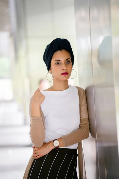 Porträt Einer Jungen Muslimischen Frau Islam Mit Turban Kopftuch Hijab — Stockfoto