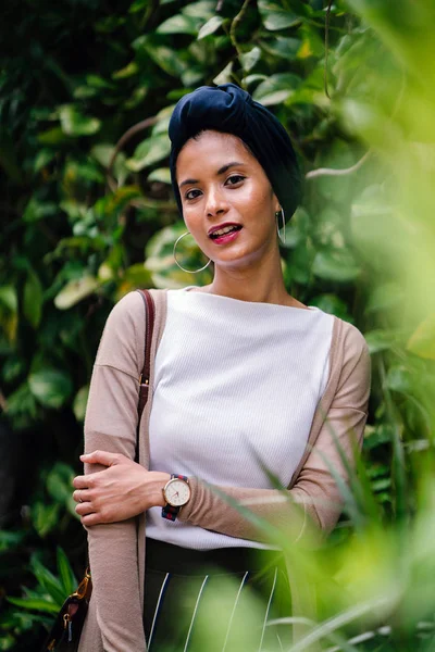 Retrato Cabeça Tiro Uma Mulher Muçulmana Bonita Jovem Elegante Chicote — Fotografia de Stock