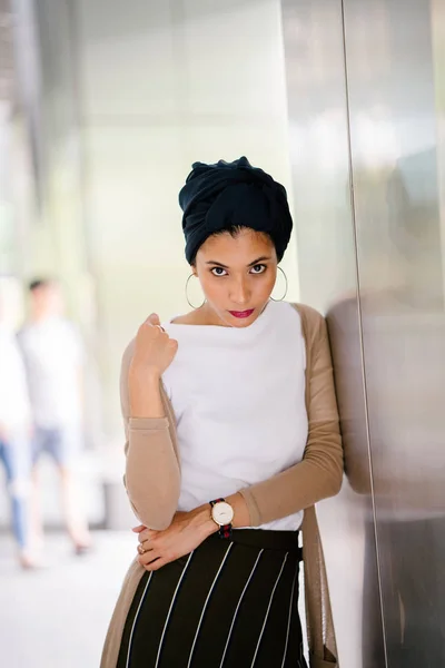 Porträt Einer Jungen Muslimischen Frau Islam Mit Turban Kopftuch Hijab — Stockfoto