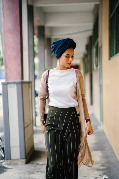여자의 초상화는 무슬림 이슬람 Headscarf Hijab 그녀는 우아하고 매력적이 전문적으로 — 스톡 사진