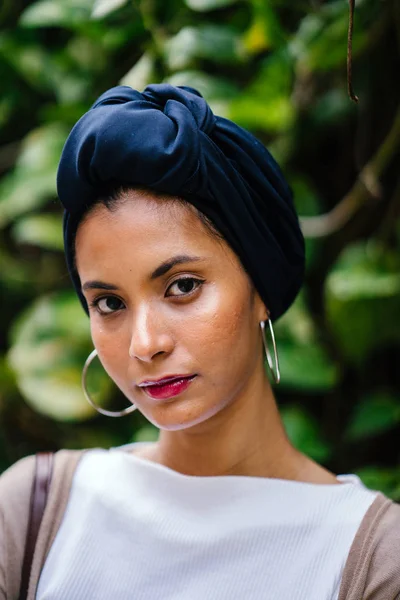 Portret Head Shot Młody Piękny Elegancki Muzułmańskiej Kobiety Szykowny Turban — Zdjęcie stockowe
