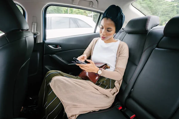 Retrato Una Joven Atractiva Mujer Musulmana Con Teléfono Una Limusina — Foto de Stock