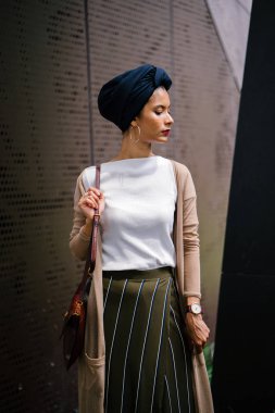 (Başörtüsü, Tesettür) bir türban giyen bir Müslüman genç kadın (Islam) portresi. Şık, çekici ve profesyonel olarak giyinmiş kız.