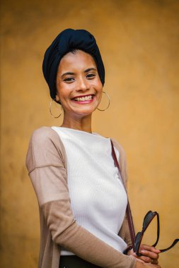 (Başörtüsü, Tesettür) bir türban giyen bir Müslüman genç kadın (Islam) portresi. Şık, çekici ve profesyonel olarak giyinmiş kız.