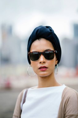 (Başörtüsü, Tesettür) bir türban giyen bir Müslüman genç kadın (Islam) portresi. Şık, çekici ve profesyonel olarak giyinmiş kız.