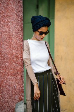 Güneş gözlüğü (başörtüsü, Tesettür) bir türban giyen genç Müslüman kadın (Islam) portresi. Şık, çekici ve profesyonel olarak giyinmiş kız.