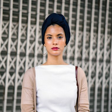(Başörtüsü, Tesettür) bir türban giyen bir Müslüman genç kadın (Islam) portresi. Şık, çekici ve profesyonel olarak giyinmiş kız.