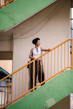 Portre (başörtüsü, türban) Lacivert bir türban giyen genç, bir zarif Müslüman Asya kadının (Arap) gün içinde adım. Uzun boylu, ince ve şık bir kız.