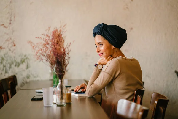 Porträt Einer Jungen Muslimischen Frau Sie Ist Asiatischer Herkunft Arabisch — Stockfoto