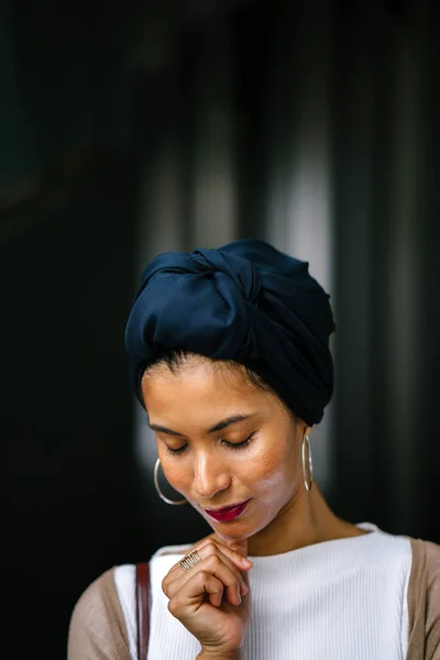Porträt Einer Jungen Attraktiven Muslimischen Frau Mit Turban Hijab Kopftuch — Stockfoto