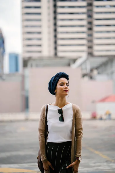 Retrato Uma Jovem Muçulmana Islã Vestindo Turbante Lenço Cabeça Hijab — Fotografia de Stock