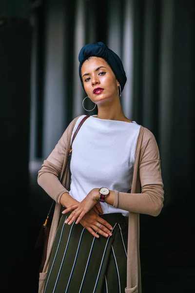Retrato Una Joven Atractiva Mujer Musulmana Con Turbante Hiyab Pañuelo —  Fotos de Stock